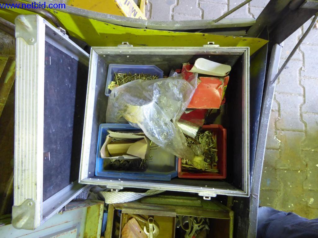 BGA, zaloge, montažni material in vozila iz oddelka za strešne kritine.-7