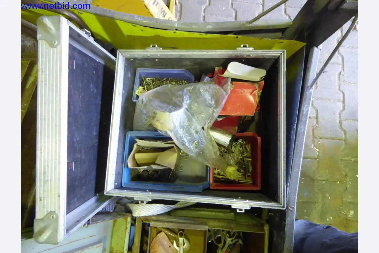 BGA, zaloge, montažni material in vozila iz oddelka za strešne kritine.-7