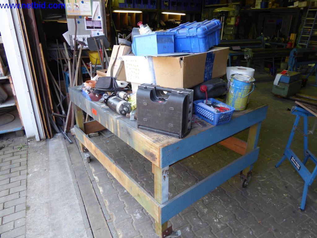 BGA, zaloge, montažni material in vozila iz oddelka za strešne kritine.-8