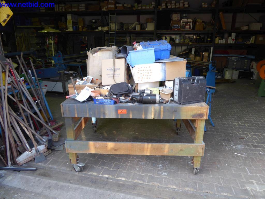 BGA, zaloge, montažni material in vozila iz oddelka za strešne kritine.-9