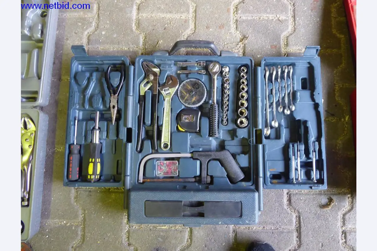 BGA, zapasy, materiały montażowe i pojazdy z działu pokryć dachowych-2