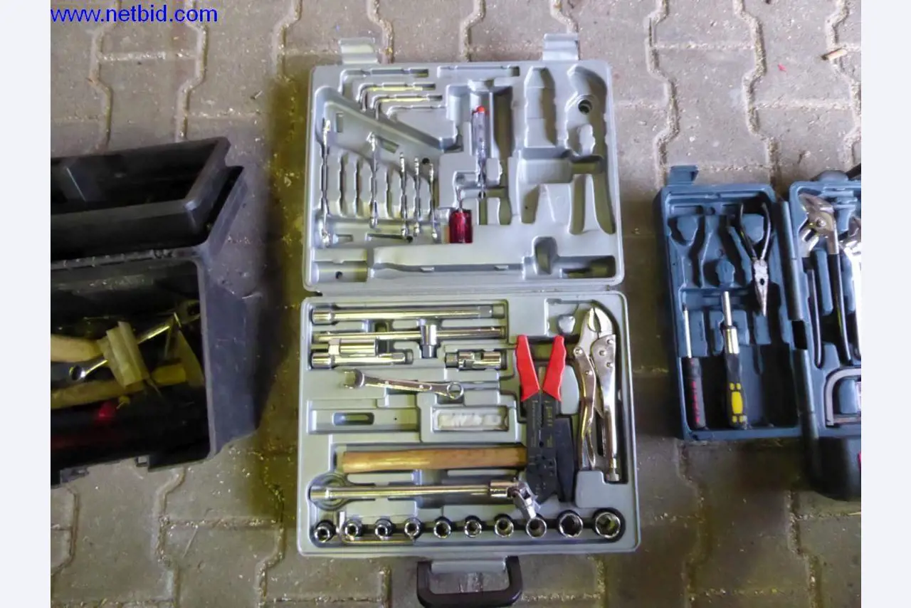 BGA, zapasy, materiały montażowe i pojazdy z działu pokryć dachowych-3