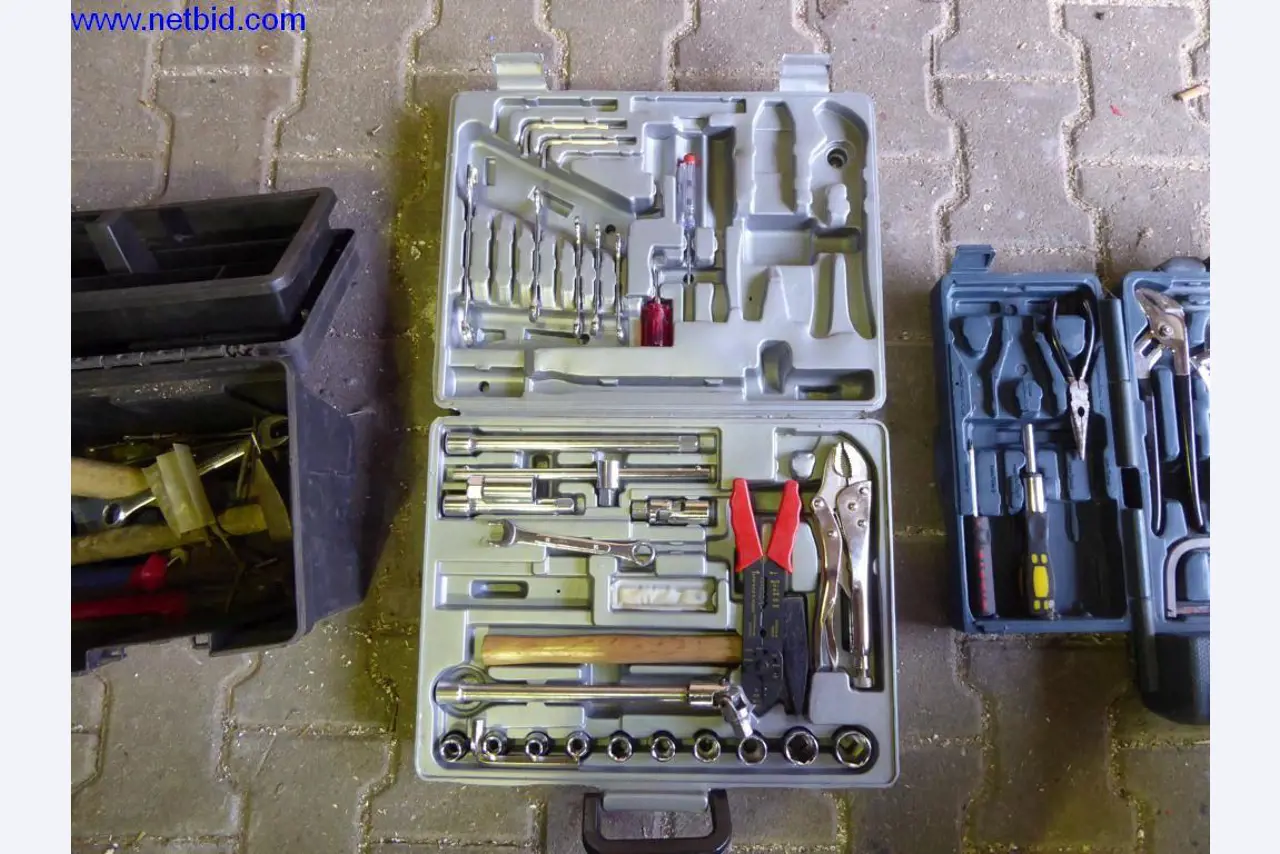 BGA, zapasy, materiały montażowe i pojazdy z działu pokryć dachowych-4