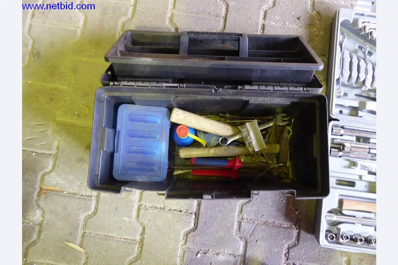 BGA, zapasy, materiały montażowe i pojazdy z działu pokryć dachowych-5