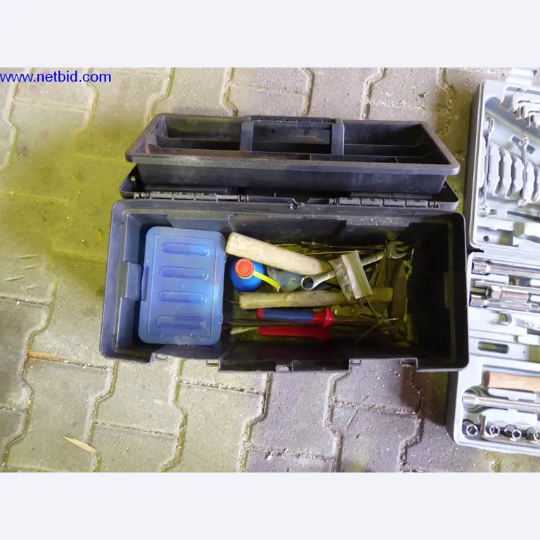 BGA, zapasy, materiały montażowe i pojazdy z działu pokryć dachowych-5