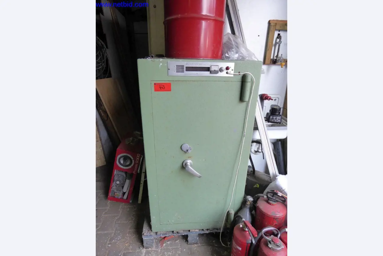 BGA, zásoby, montážní materiál a vozidla z divize střešních krytin.-1