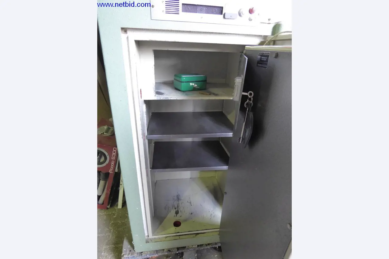 BGA, zásoby, montážní materiál a vozidla z divize střešních krytin.-2