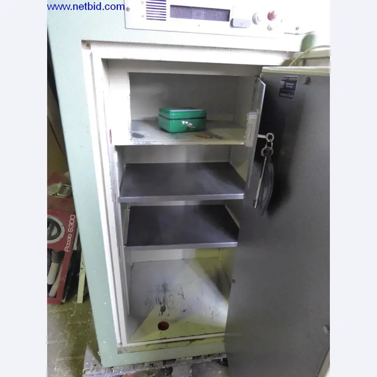 BGA, zásoby, montážní materiál a vozidla z divize střešních krytin.-2