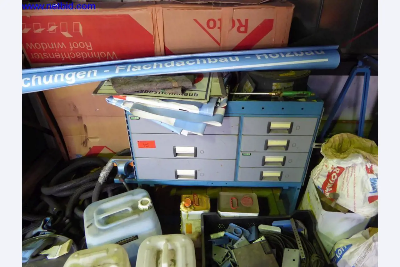 BGA, zaloge, montažni material in vozila iz oddelka za strešne kritine.-1