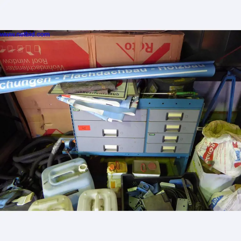 BGA, zaloge, montažni material in vozila iz oddelka za strešne kritine.-1