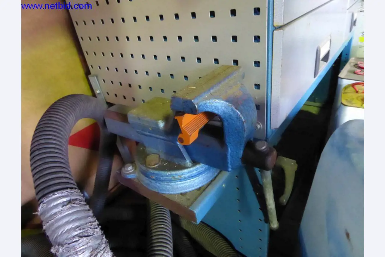 BGA, zaloge, montažni material in vozila iz oddelka za strešne kritine.-2