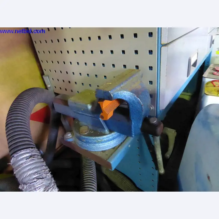 BGA, zaloge, montažni material in vozila iz oddelka za strešne kritine.-2