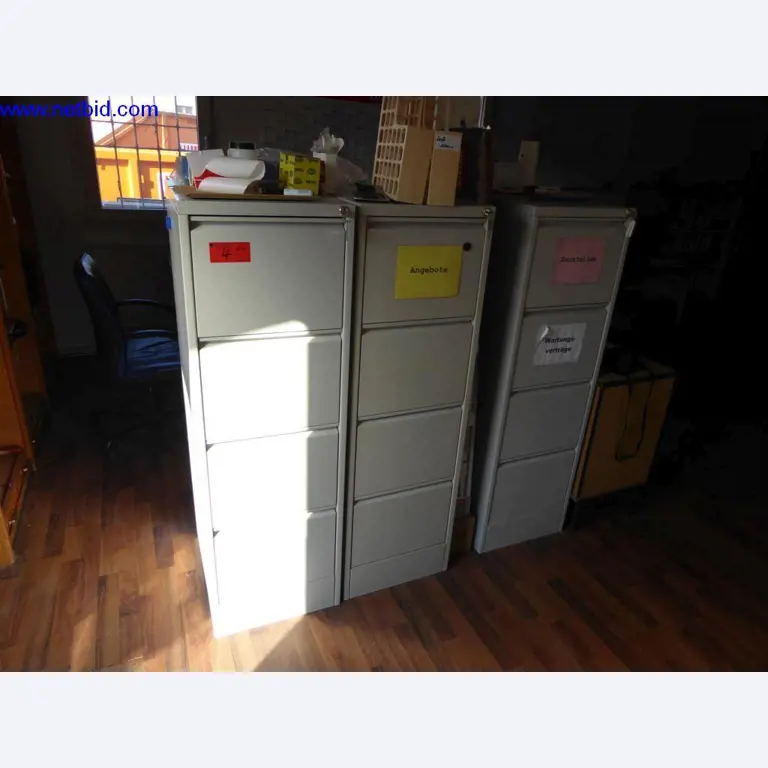 BGA, zaloge, montažni material in vozila iz oddelka za strešne kritine.-1