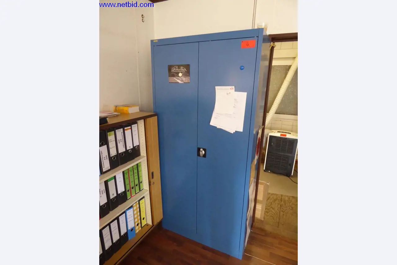 BGA, zaloge, montažni material in vozila iz oddelka za strešne kritine.-2