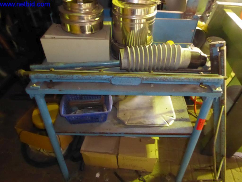 BGA, zaloge, montažni material in vozila iz oddelka za strešne kritine.-2