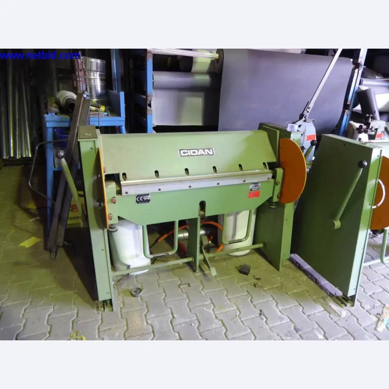 BGA, Warenvorräte, Montagematerial und Fahrzeuge aus dem Bereich Dachdeckerei-1