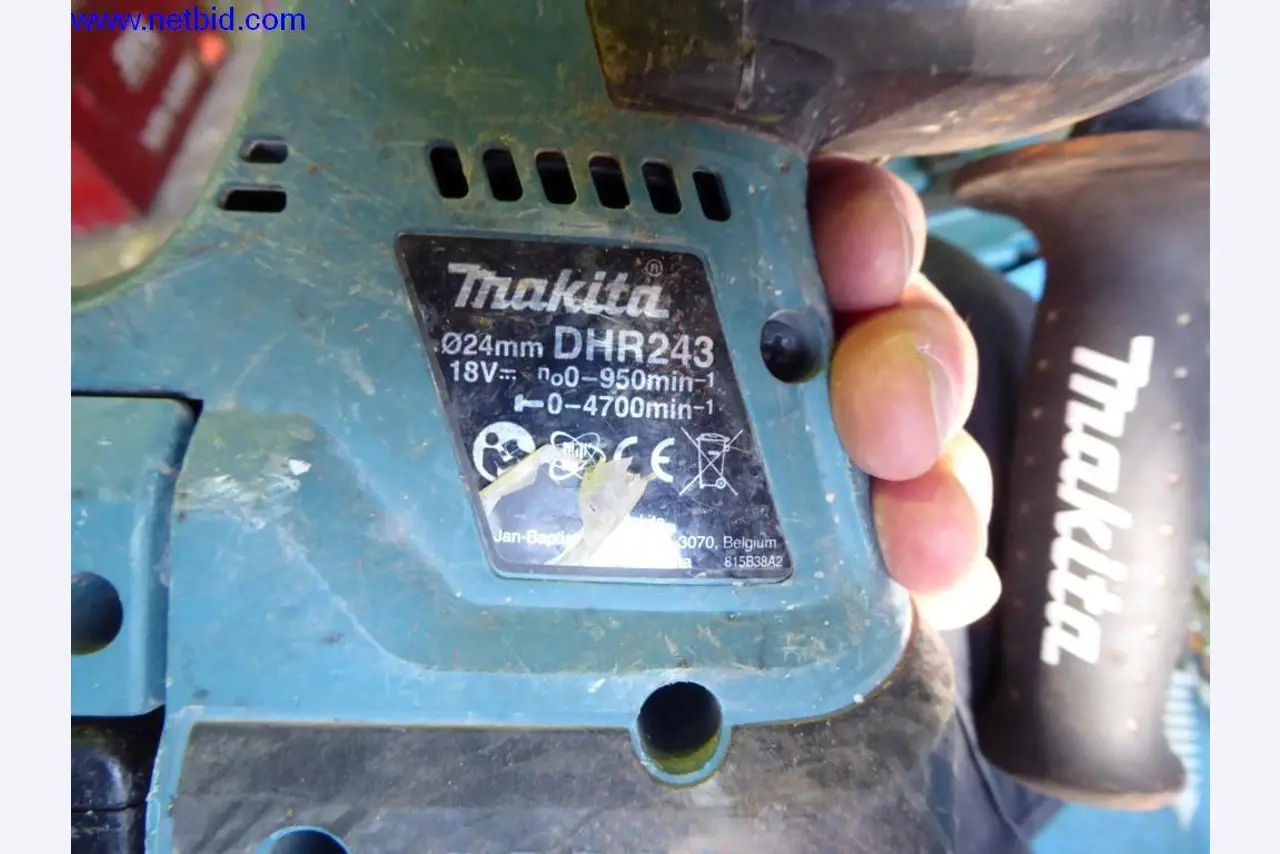 BGA, zapasy, materiały montażowe i pojazdy z działu pokryć dachowych-1