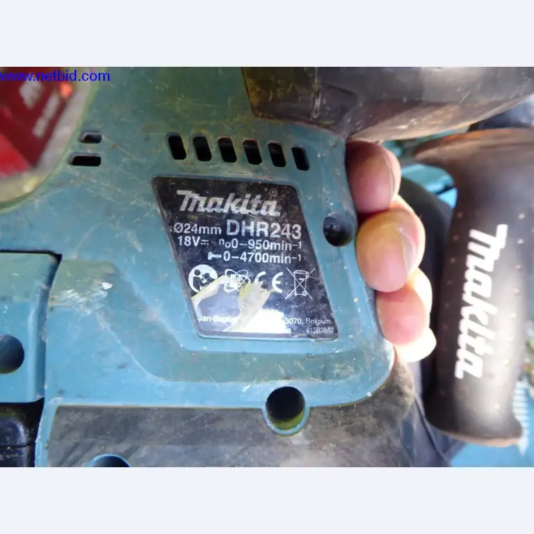 BGA, zapasy, materiały montażowe i pojazdy z działu pokryć dachowych-1