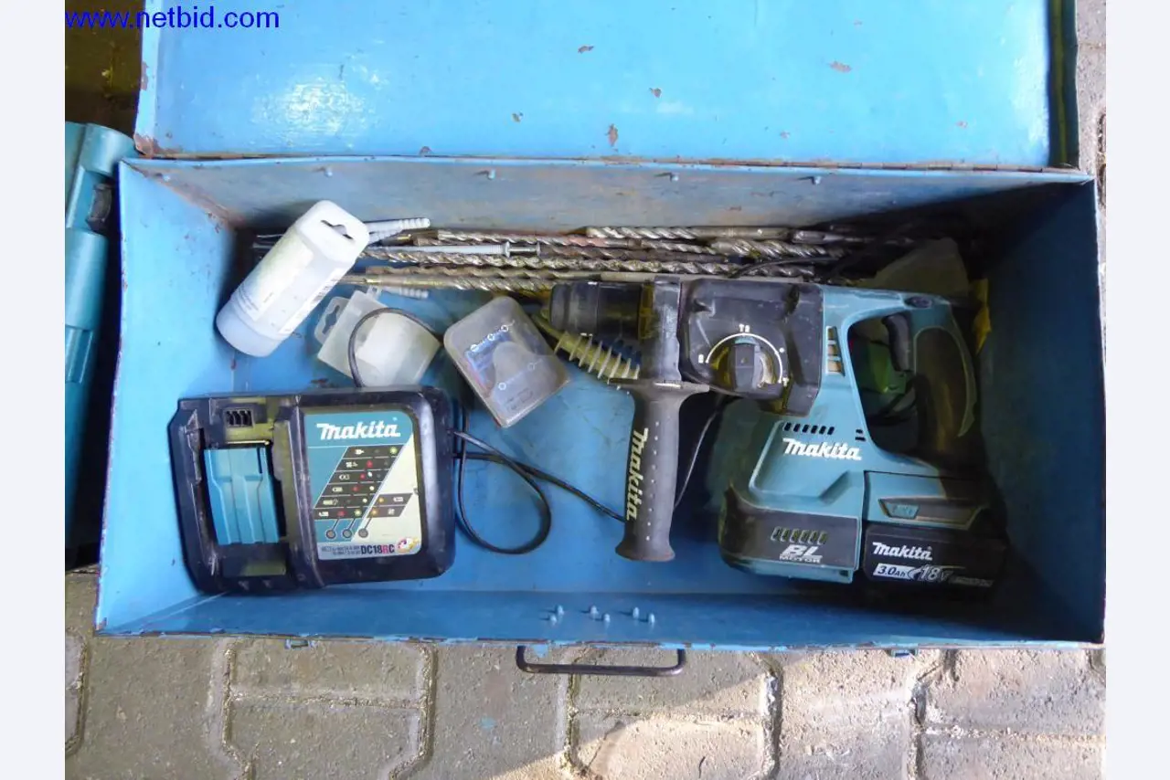 BGA, zapasy, materiały montażowe i pojazdy z działu pokryć dachowych-2