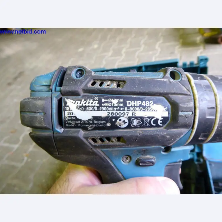 BGA, zapasy, materiały montażowe i pojazdy z działu pokryć dachowych-4