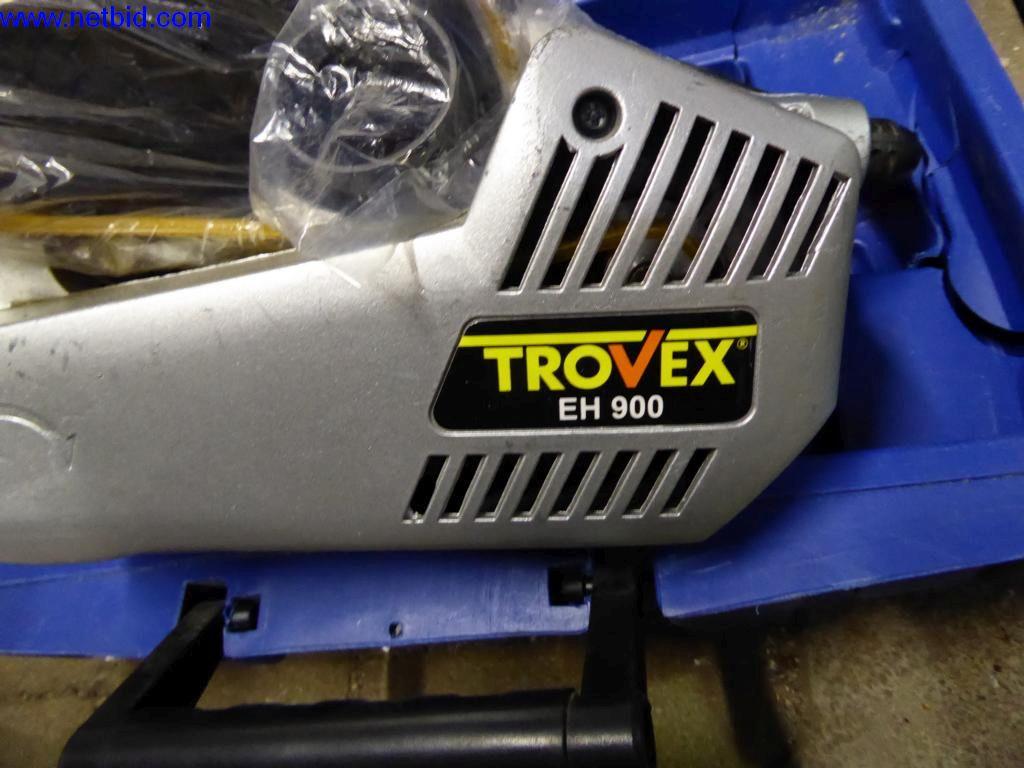 BGA, zaloge, montažni material in vozila iz oddelka za strešne kritine.-1