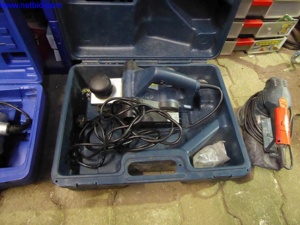 BGA, zaloge, montažni material in vozila iz oddelka za strešne kritine.-2