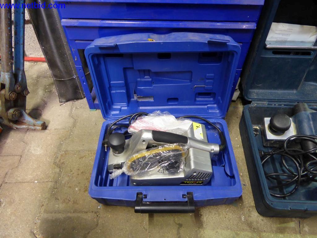 BGA, zaloge, montažni material in vozila iz oddelka za strešne kritine.-3