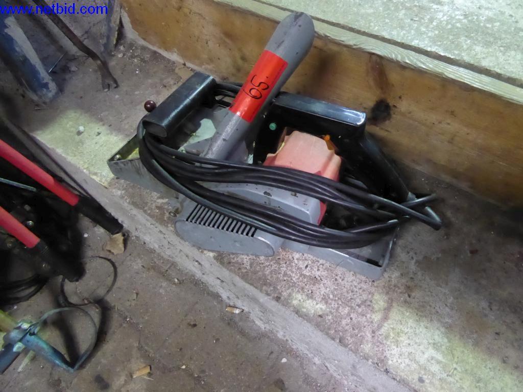 BGA, zaloge, montažni material in vozila iz oddelka za strešne kritine.-4