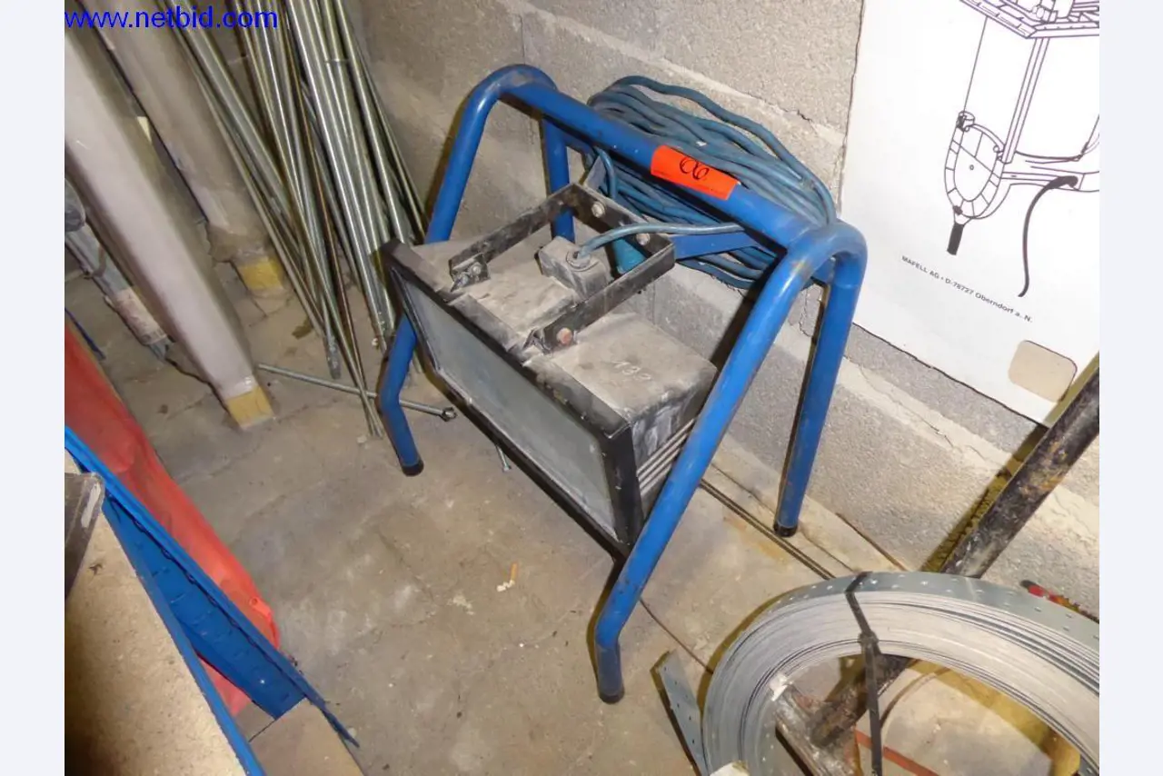 BGA, zaloge, montažni material in vozila iz oddelka za strešne kritine.-1