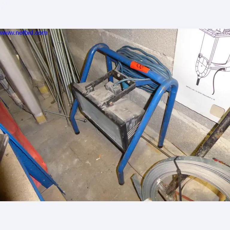 BGA, zaloge, montažni material in vozila iz oddelka za strešne kritine.-1