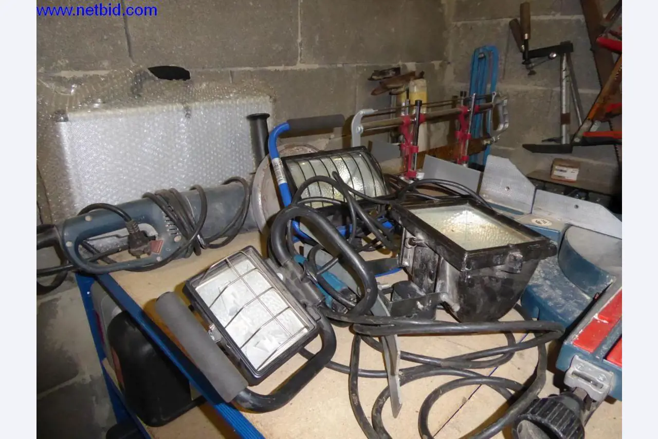 BGA, zaloge, montažni material in vozila iz oddelka za strešne kritine.-2