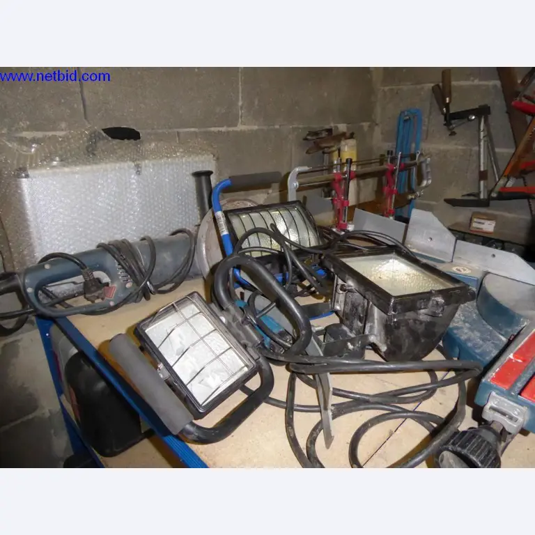 BGA, zaloge, montažni material in vozila iz oddelka za strešne kritine.-2