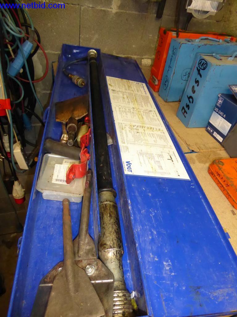 BGA, zaloge, montažni material in vozila iz oddelka za strešne kritine.-1