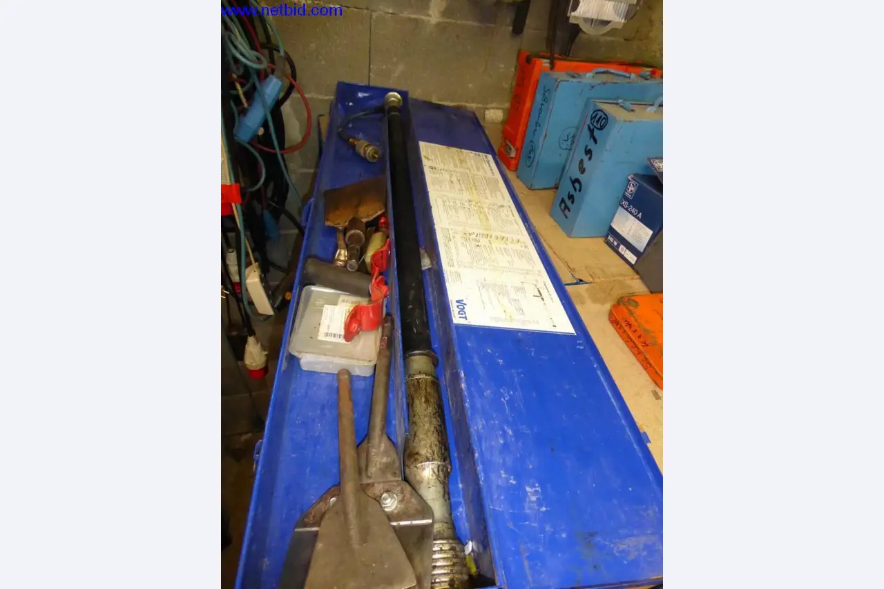 BGA, zaloge, montažni material in vozila iz oddelka za strešne kritine.-1