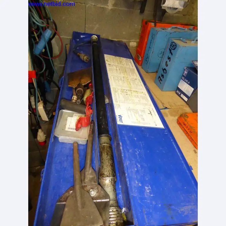 BGA, zaloge, montažni material in vozila iz oddelka za strešne kritine.-1