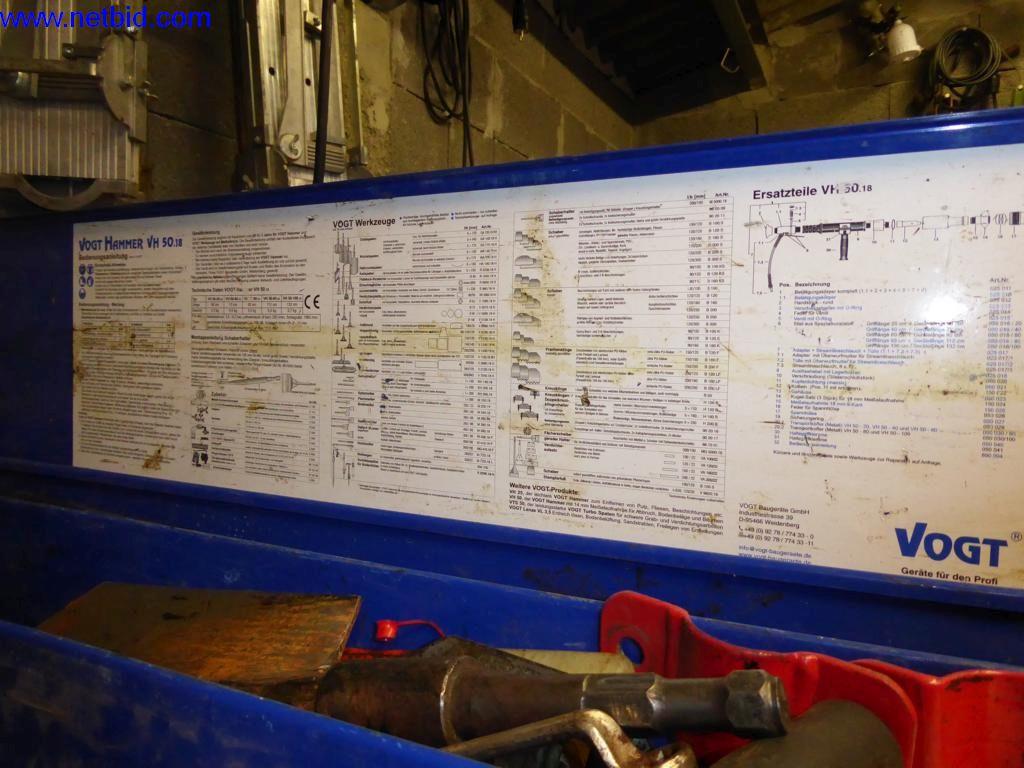 BGA, zaloge, montažni material in vozila iz oddelka za strešne kritine.-2