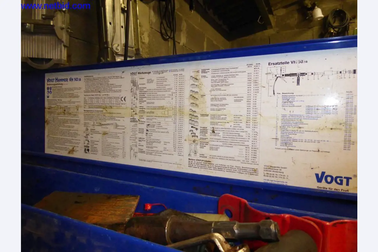 BGA, zaloge, montažni material in vozila iz oddelka za strešne kritine.-2
