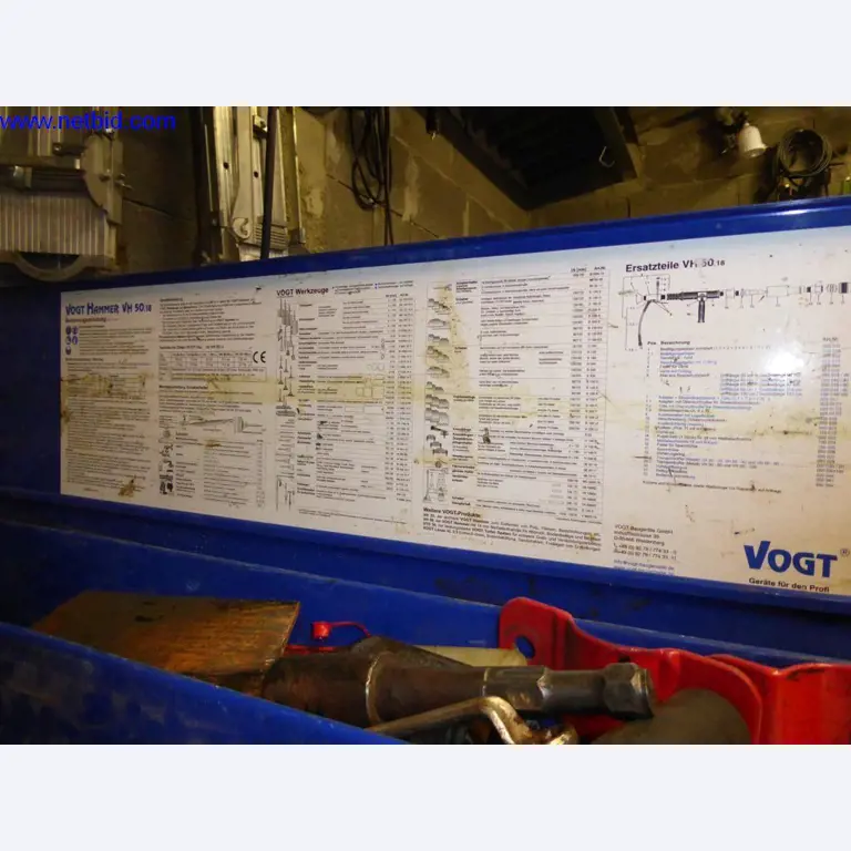 BGA, zaloge, montažni material in vozila iz oddelka za strešne kritine.-2