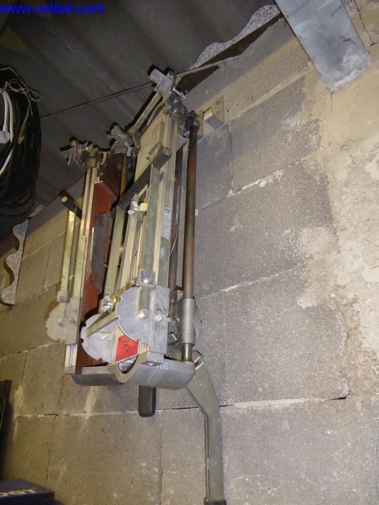 BGA, zaloge, montažni material in vozila iz oddelka za strešne kritine.-1