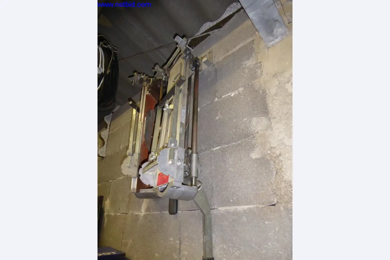 BGA, zaloge, montažni material in vozila iz oddelka za strešne kritine.-1