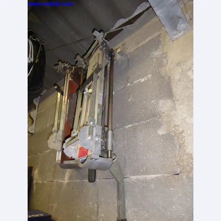 BGA, zaloge, montažni material in vozila iz oddelka za strešne kritine.-1