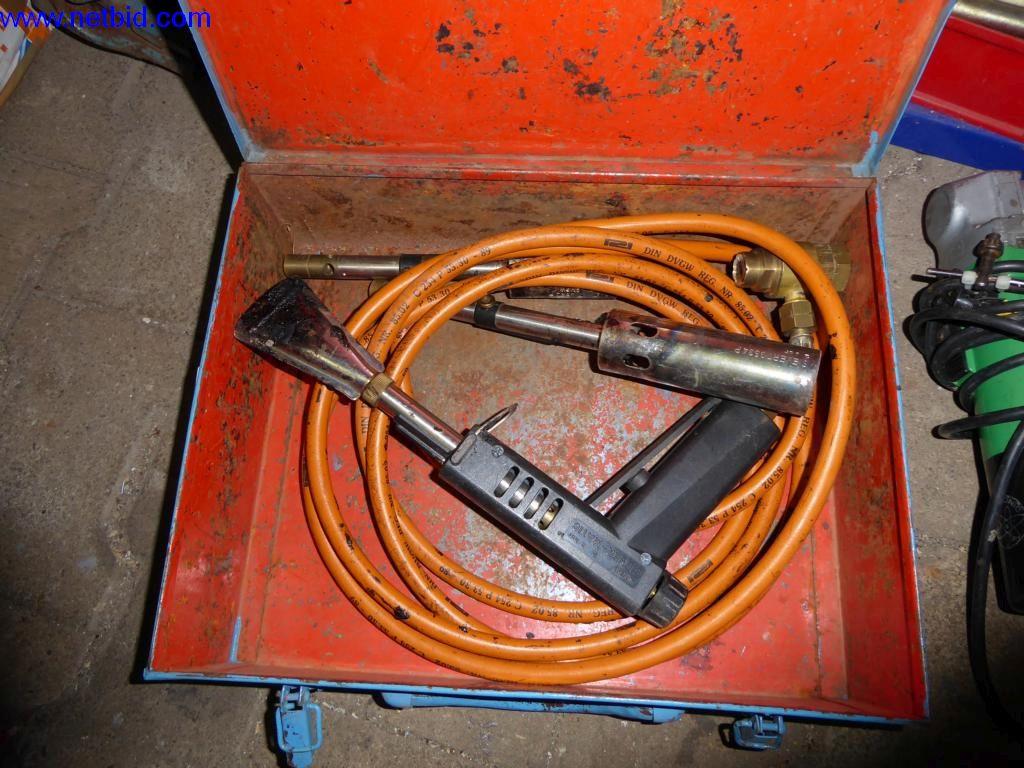 BGA, zaloge, montažni material in vozila iz oddelka za strešne kritine.-2