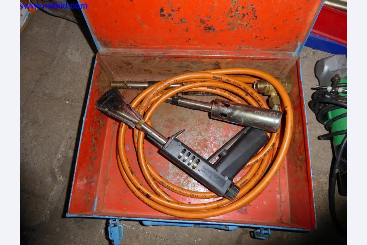 BGA, zaloge, montažni material in vozila iz oddelka za strešne kritine.-2