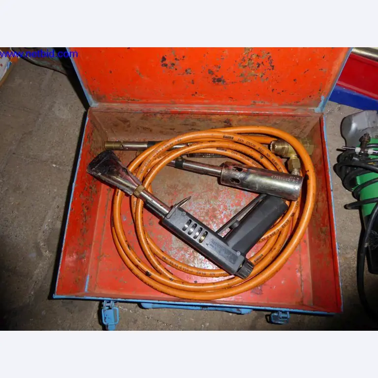 BGA, zaloge, montažni material in vozila iz oddelka za strešne kritine.-2