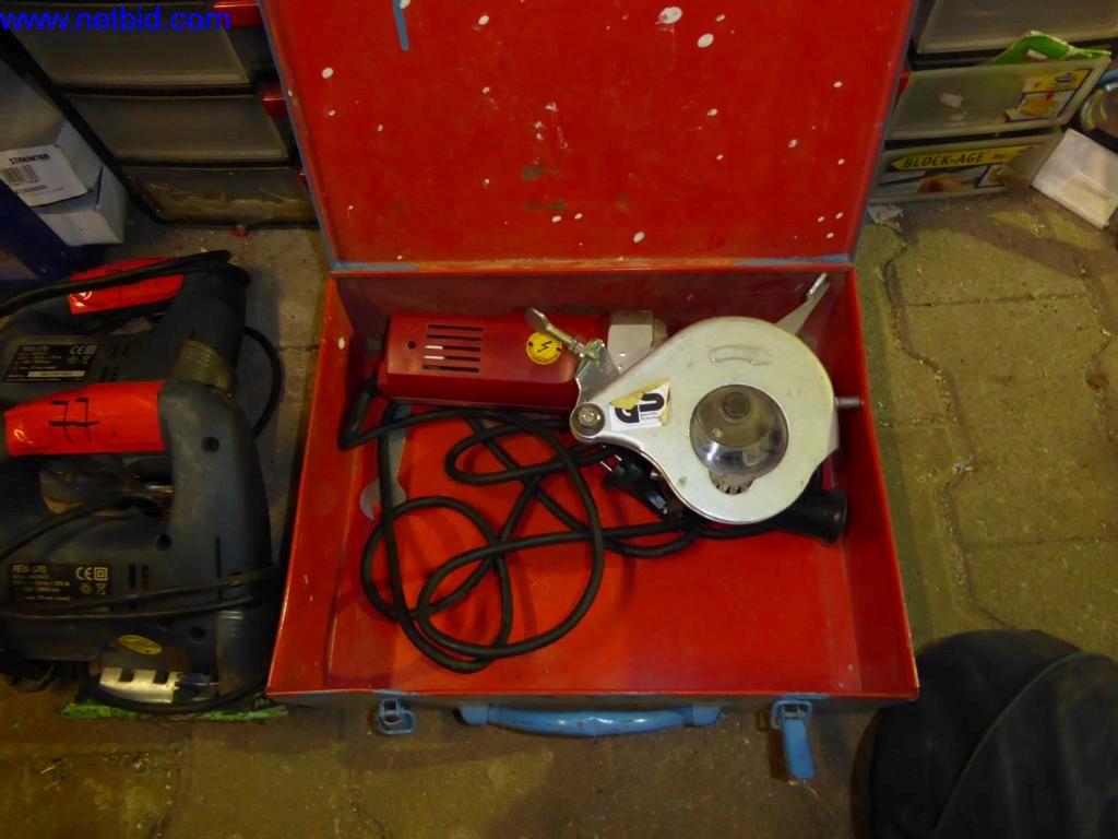 BGA, zaloge, montažni material in vozila iz oddelka za strešne kritine.-1