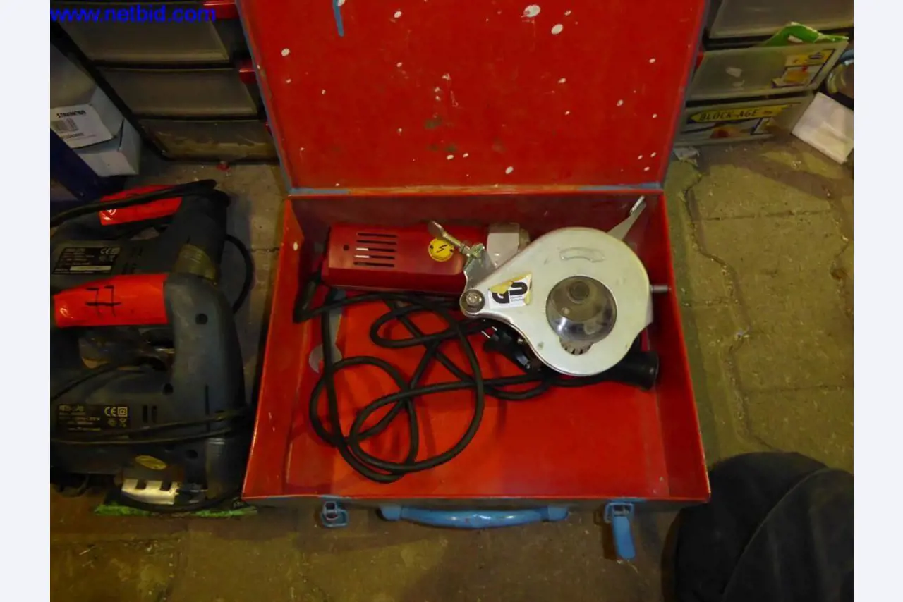 BGA, zaloge, montažni material in vozila iz oddelka za strešne kritine.-1