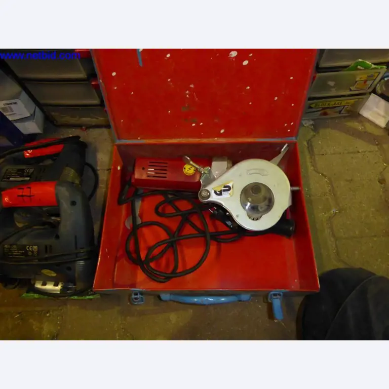 BGA, zaloge, montažni material in vozila iz oddelka za strešne kritine.-1