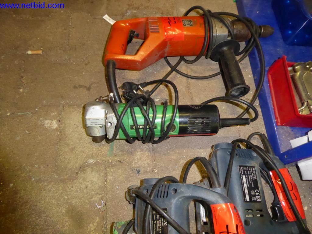 BGA, zaloge, montažni material in vozila iz oddelka za strešne kritine.-3