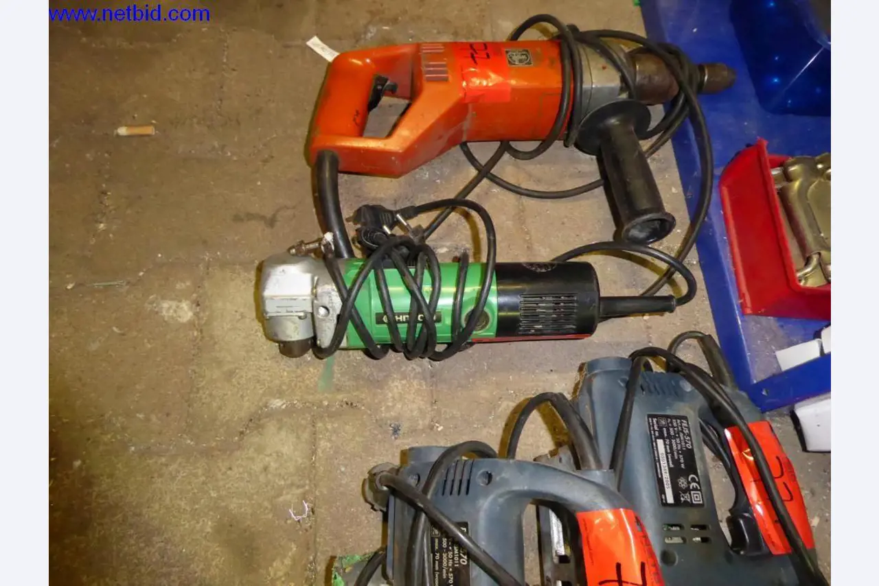 BGA, zaloge, montažni material in vozila iz oddelka za strešne kritine.-3