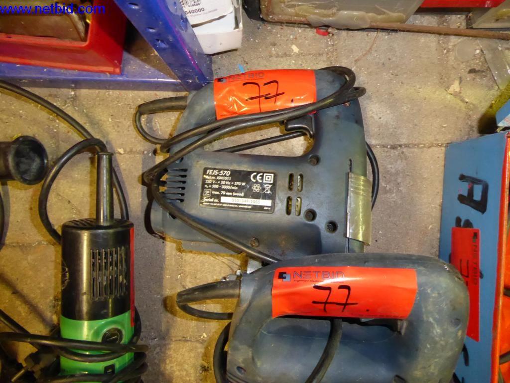 BGA, zaloge, montažni material in vozila iz oddelka za strešne kritine.-6